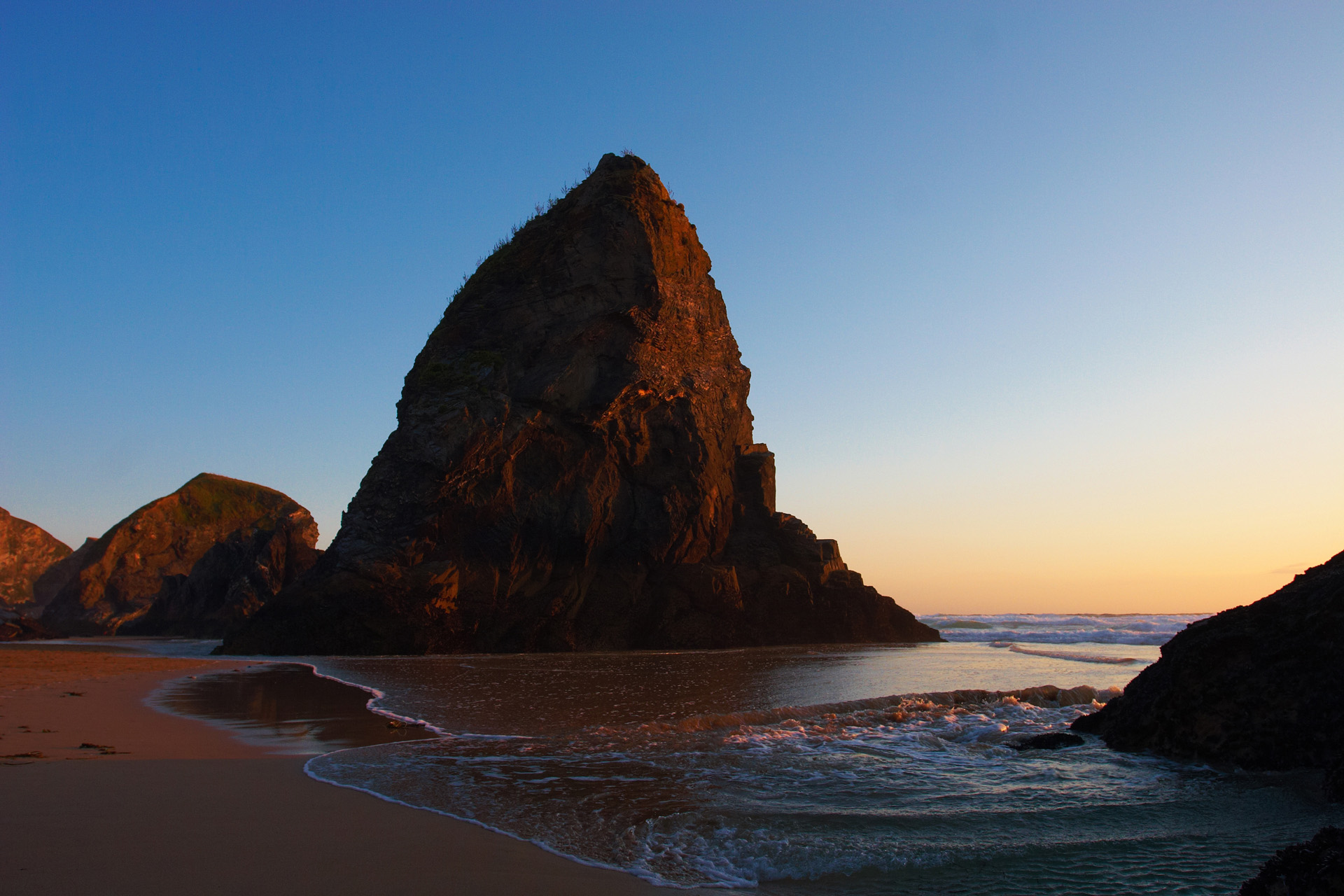 Rock outcrop at Bedruthan Steps illuminated by the setting sun